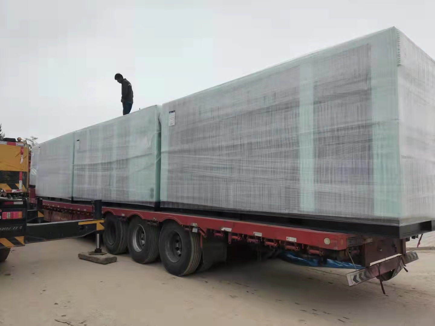 漢鐘(zhōng)節能雙(shuāng)級永磁(ci)空壓機(jī)到達大(dà)型生物(wu)化工企(qi)業項目(mu)現場